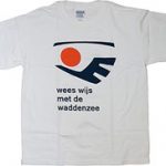 Weißes T-Shirt mit orange-blauem Logo und niederländischem Text "wees wijs met de Waddenzee" zur Sensibilisierung für das …