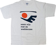 Weißes T-Shirt mit orange-blauem Logo und niederländischem Text "wees wijs met de Waddenzee" zur Sensibilisierung für das …