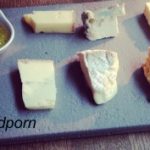 Verschiedene Käsesorten und Brokkoli auf Schieferplatte mit Honig, Hashtag Foodporn