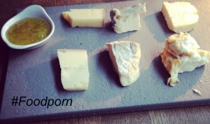 Verschiedene Käsesorten und Brokkoli auf Schieferplatte mit Honig, Hashtag Foodporn