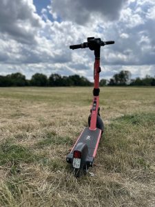 Ein eRoller steht im Feld. Wer hat ihn da wohl abgestellt. Er steht da nun am Feldesrand und fehlt dem Juicer im Bestand. Wer holt ihn ab, wer will mit ihm fahr'n? Die Bauern stehen rum und warten. Sein Akku ist bald leer und matt. In seinem Rollerleben ist das ein echter Cut. Sie versprachen... Unter dem Pflaster liegt der Strand. Bekommen hat er nur der Felder Sand. Am Wegesrand erscheint ein Talahon. "Mir egal, nimm mich schon!" Nun sind sie vereint, der Talahon, der Roller, nie surfte es sich in den Äckern toller.