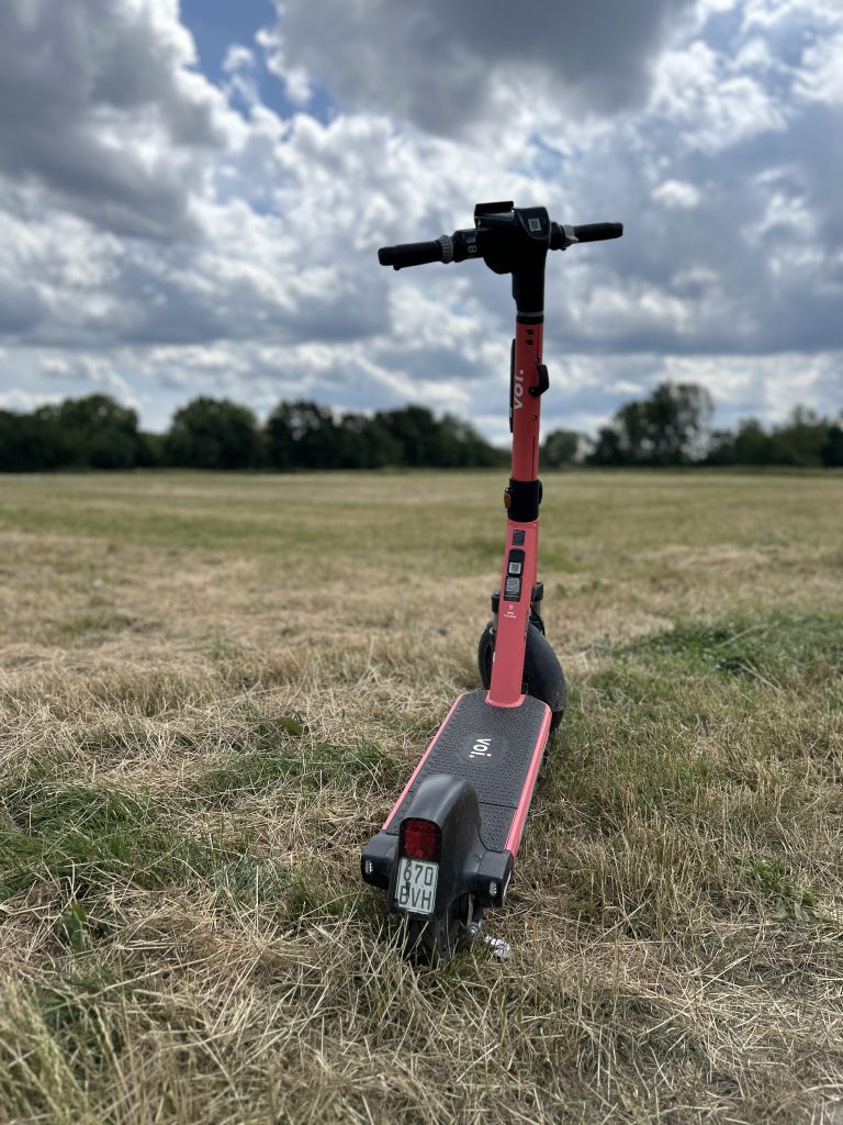 Ein eRoller steht im Feld. Wer hat ihn da wohl abgestellt. Er steht da nun am Feldesrand und fehlt dem Juicer im Bestand. Wer holt ihn ab, wer will mit ihm fahr'n? Die Bauern stehen rum und warten. Sein Akku ist bald leer und matt. In seinem Rollerleben ist das ein echter Cut. Sie versprachen... Unter dem Pflaster liegt der Strand. Bekommen hat er nur der Felder Sand. Am Wegesrand erscheint ein Talahon. "Mir egal, nimm mich schon!" Nun sind sie vereint, der Talahon, der Roller, nie surfte es sich in den Äckern toller.