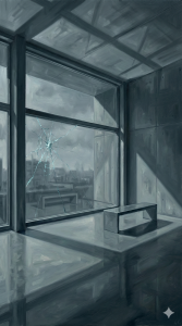 Ein realistisches Ölgemälde in kühlen Grau- und Blautönen zeigt einen kargen, modernen Raum. Ein großes Fenster mit einem ausgeprägten Spinnennetz-Riss dominiert die Szene, durch das eine düstere Stadtlandschaft sichtbar ist. Vor dem Fenster steht eine schlichte Betonbank. Ein scharfer Lichtstrahl wirft ein geometrisches Licht- und Schattenmuster auf den Boden und die Wand, wobei der Schatten der Bank lang gezogen wird. Die Atmosphäre ist angespannt und kühl.