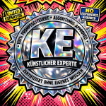 Comichaftes Qualitätssiegel im Pop-Art-Stil. Glänzendes silbernes Siegel mit gezacktem Rand, Aufschrift "KE - Künstlicher Experte". Reißerischer Hintergrund mit Neon-Gelb und Electric-Pink Starburst-Effekt. Satirische Zertifizierung "100% promptgesteuert".