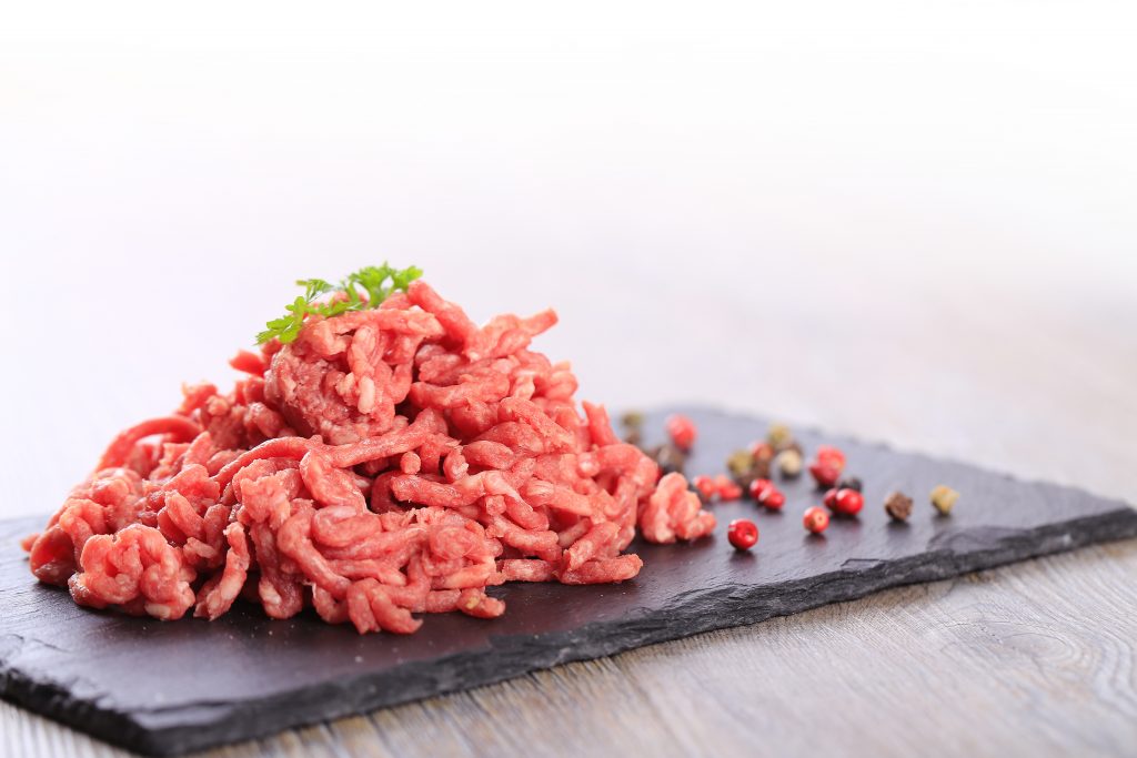 Hackfleisch auf einem Schneidebrett.