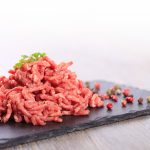 Hackfleisch auf einem Schneidebrett.
