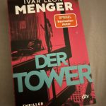 Buchcover von ‚Der Tower‘, einem Thriller von Ivar Leon Menger, mit markantem Design: Der Titel ‚Der Tower‘ ist in großen, türkisfarbenen Lettern auf rot-schwarzem Hintergrund gedruckt, während der Autorname ‚Ivar Leon Menger‘ in Weiß daneben steht. Im Hintergrund erkennt man eine stilisierte, düstere Hochhaussilhouette. Das Cover trägt zudem ein orangefarbenes Siegel mit der Aufschrift ‚Spiegel-Bestseller-Autor‘.