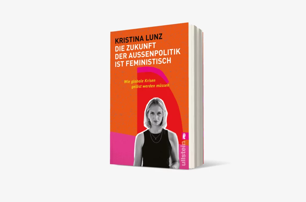 Buchcover „Die Zukunft der Außenpolitik ist feministisch" von Kristina Lunz mit Porträt der Autorin auf orangem und pinkem…