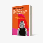 Buchcover „Die Zukunft der Außenpolitik ist feministisch" von Kristina Lunz mit Porträt der Autorin auf orangem und pinkem…