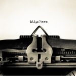 Schreibmaschine mit unvollständiger URL "http://www." auf Papier, symbolisiert digitale Transformation und Online-Publishi…