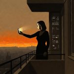 Silhouette einer Frau auf Hochhaus-Balkon hält Smartphone, orangenes Licht und Stadtansicht im Hintergrund, digitale Kommu…