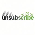 Grafik: Wort "unsubscribe" mit Fabrikschornsteinen auf der linken und grünen Pflanzen auf der rechten Seite, symbolisiert …